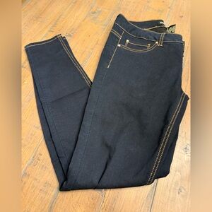 Genera skinny lightweight soft denim woman’s jeans NWOT. Size 9.